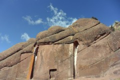 Edificio-Rupestre-Porta-Dimensionale-Megaliti-Aramu-Muru-Puno-Perù-1