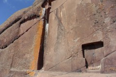 Edificio-Rupestre-Porta-Dimensionale-Megaliti-Aramu-Muru-Puno-Perù-4