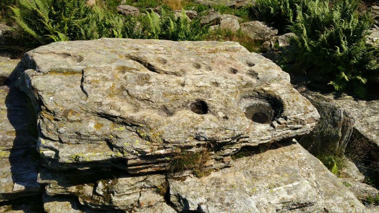 Sito-Megalitico-Altare-con-Coppelle-Incisioni-Rupestri-Cerchio-di-pietre-Paesana-Cuneo-Piemonte-3