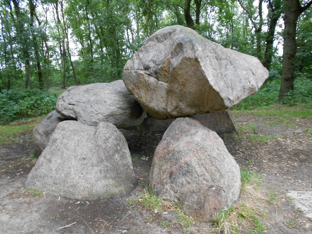 Hunebedden-Dolmen-Megaliti-Groeningen-Drenthe-Paesi-Bassi-13