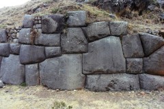 Qenqo-Chico-Altari-Mura-Poligonali-Megaliti-Cusco-Perù-8
